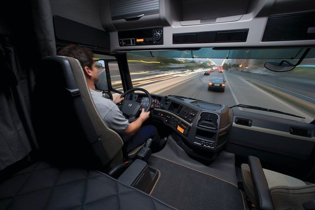 Camionero conduciendo