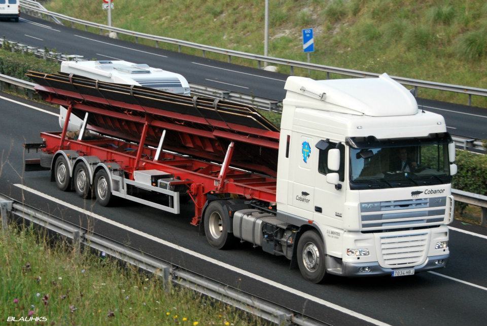 Un camión con productos de Arcelor Mittal