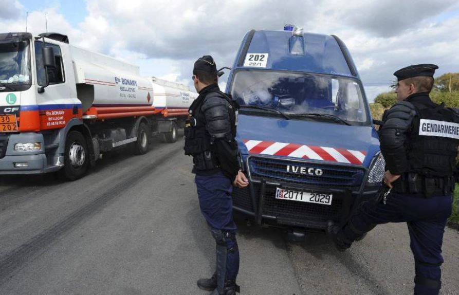Imagen de unos gendarmes franceses ante el paso de un camión