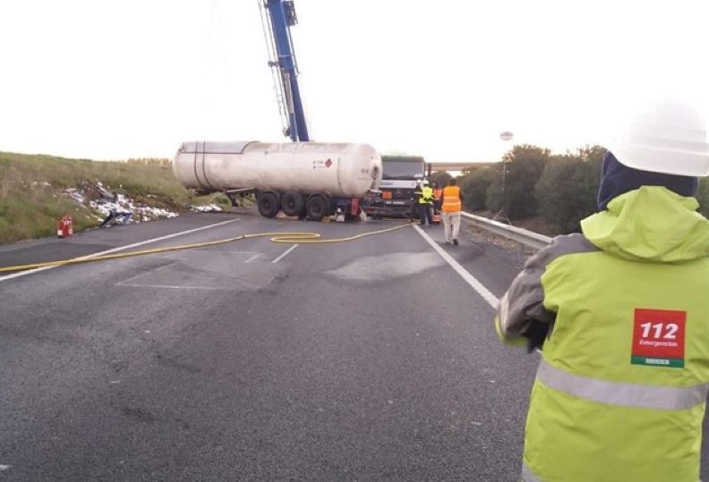 Imagen del camión accidentado ayer en la A-49