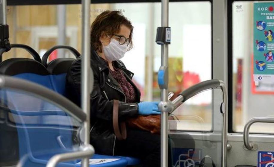 Imagen de una pasajera en un autobús