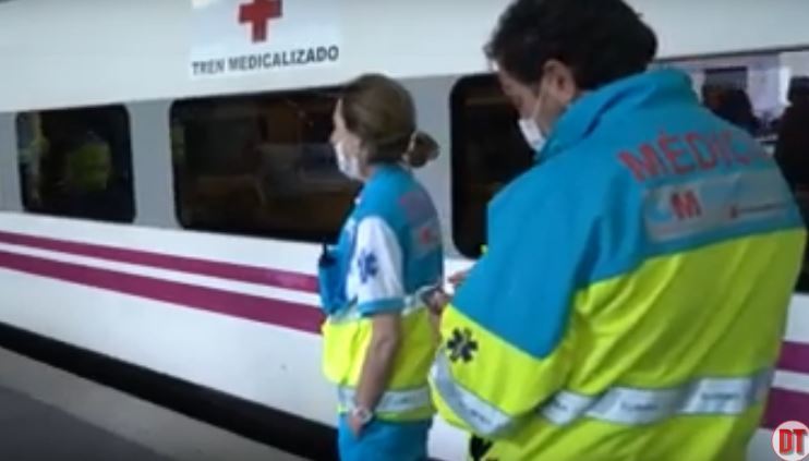 Imagen de uno de los trenes medicalizados y dos sanitarios