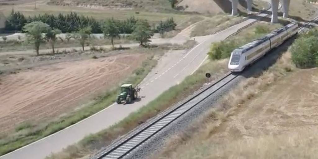 Un tractor adelantando a un tren