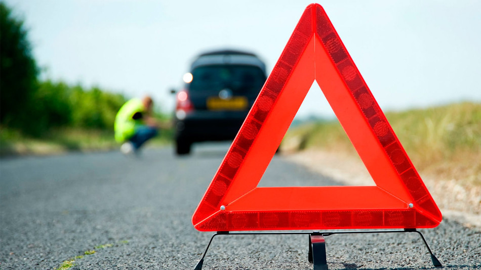 Triangulo de preseñalización en carretera
