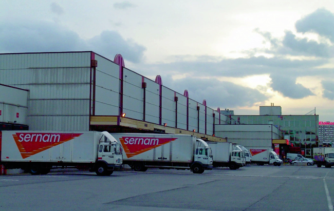 CHRISTIAN BESNARD-PHOTORAIL-LA VIE DU RAIL. 05 NOVEMBRE 2004. SERNAM AGENCE DE CLICHY 75017 PARIS. PARIS-ILE DE FRANCE-FRANCE