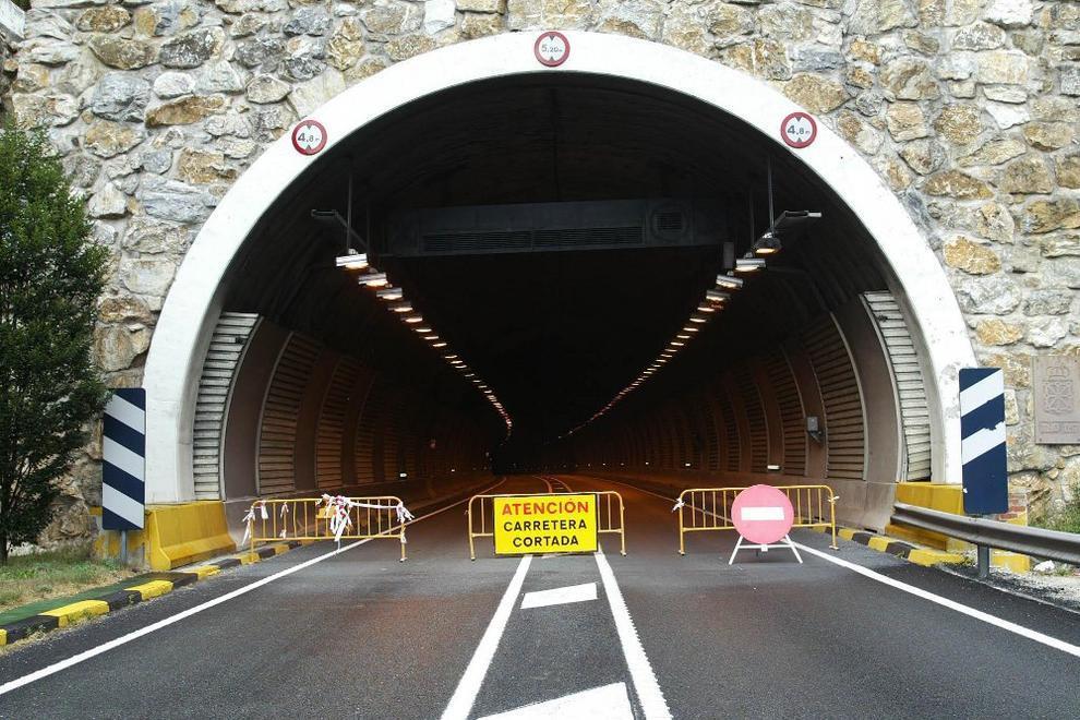 Imagen de Desvío del tráfico en la N-121-A por un camión averiado en el interior del túnel de Belate