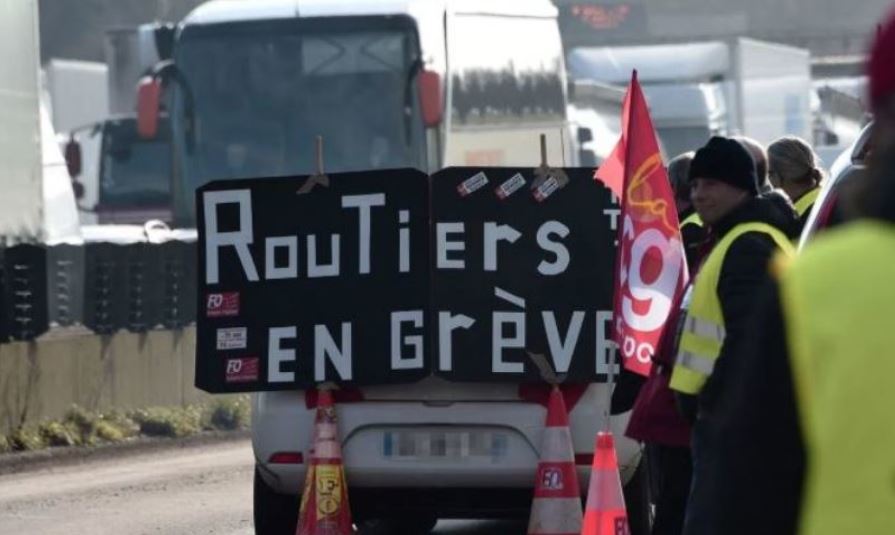 Imagen de un bloqueo en una carretera en una huelga de camioneros,