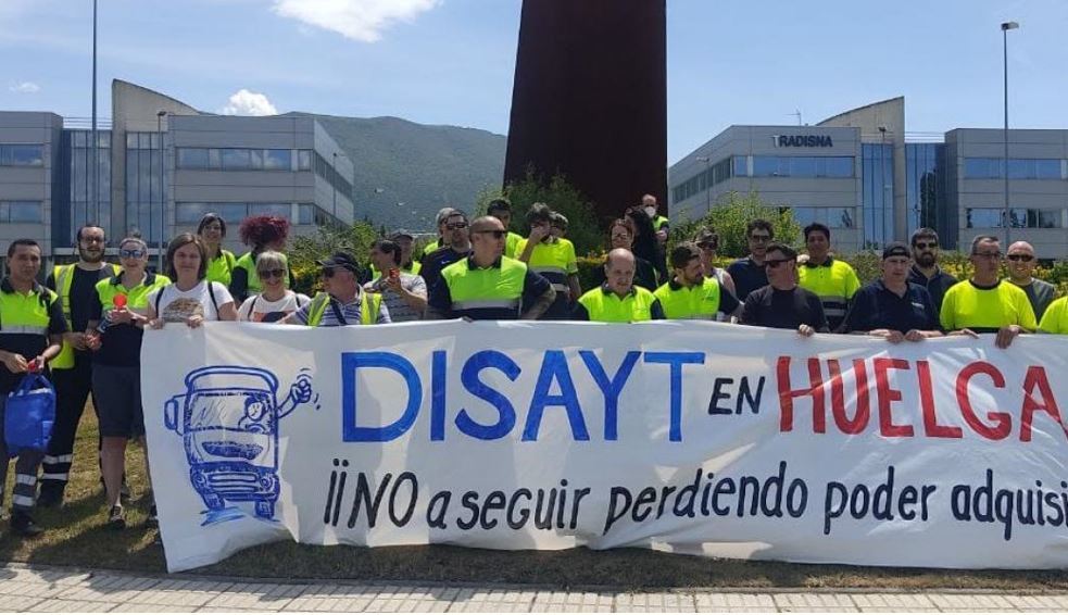 los trabajadores de Disayt se concentran pidiendo mejoras salariales