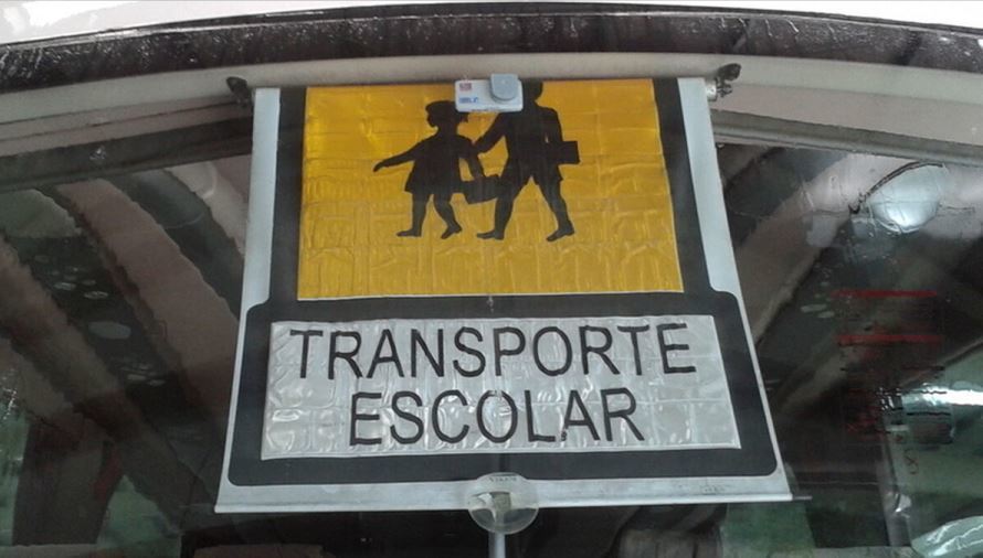 Imagen del cartél de transporte escolar en un autobús