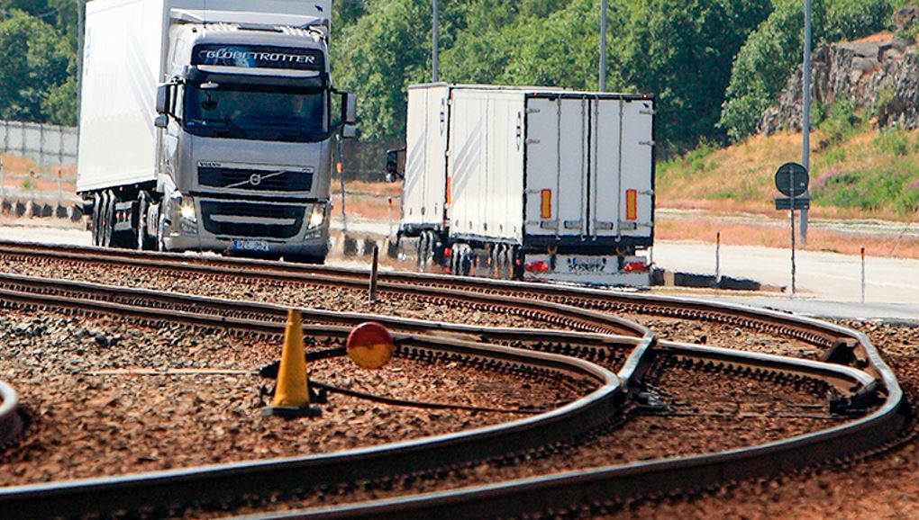 Imagen de transporte por carretera y por ferrocarril