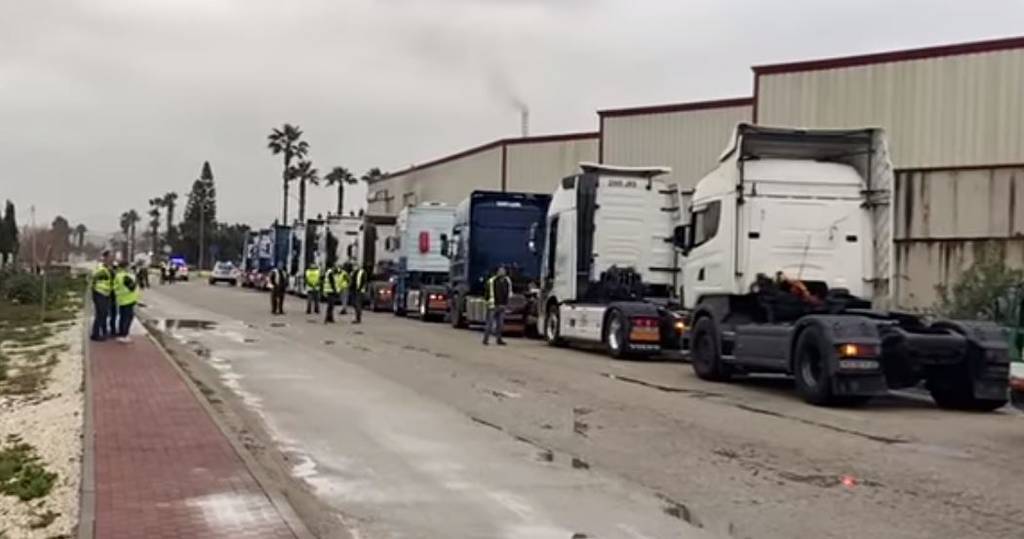 Transportistas de manifiestan con los camiones en varias ciudades