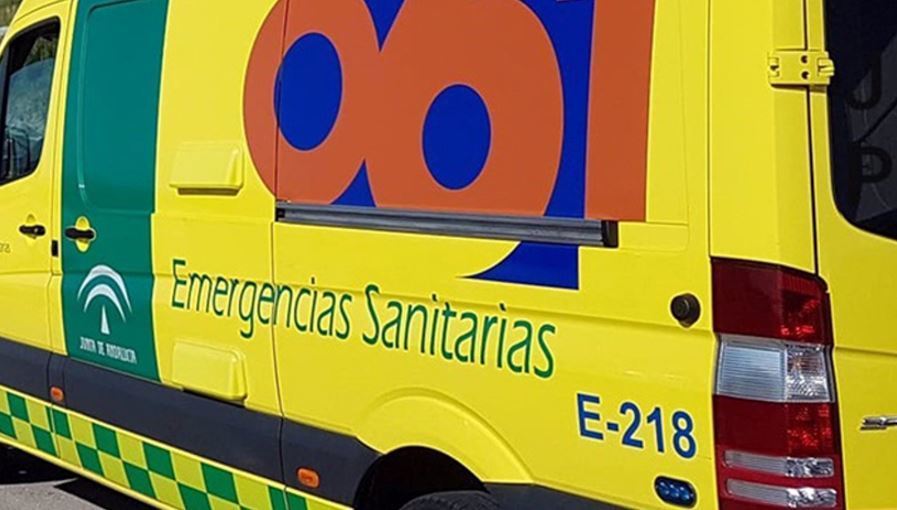 Imagen del traslado de los menores heridos y de una mujer en la colisión de un camión y un turismo