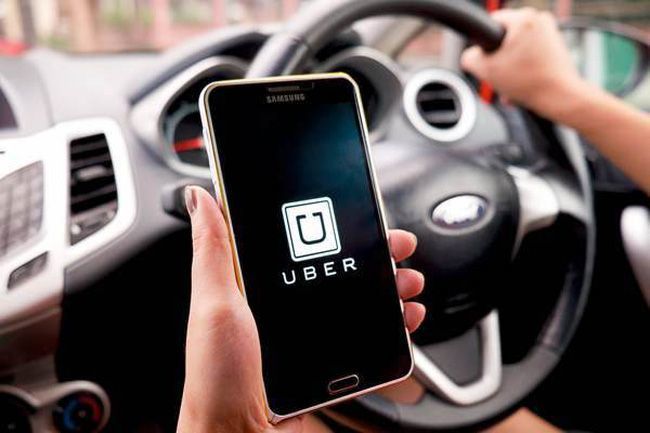 Una persona mira la aplicación de Uber en el teléfono.