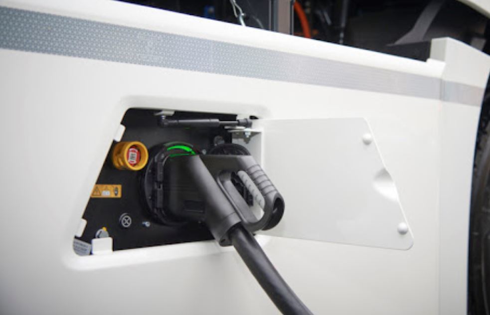 Imagen de un camión eléctrico recargando las baterias