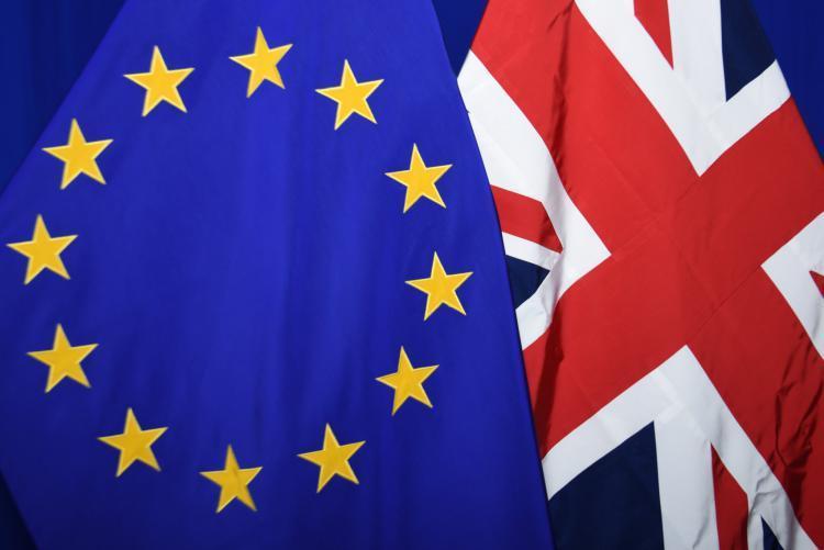 La bandera de la Unión Europa y la del Reino Unido