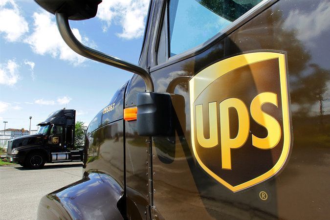 Un camión de UPS