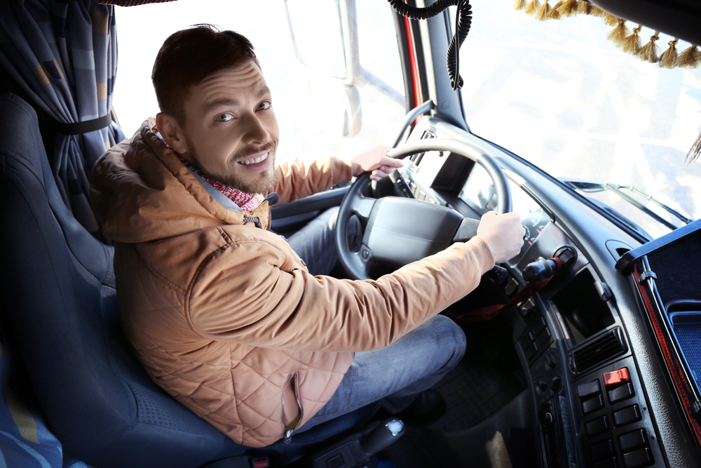 Un joven al volante de un camión