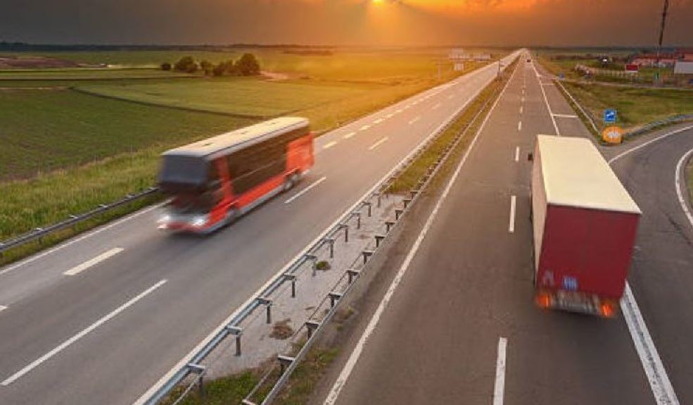 Un camión y un autobús en la carretera