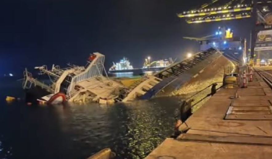 Imagen de Un barco vuelca en Turquía cuando lo descargaban. Vídeo