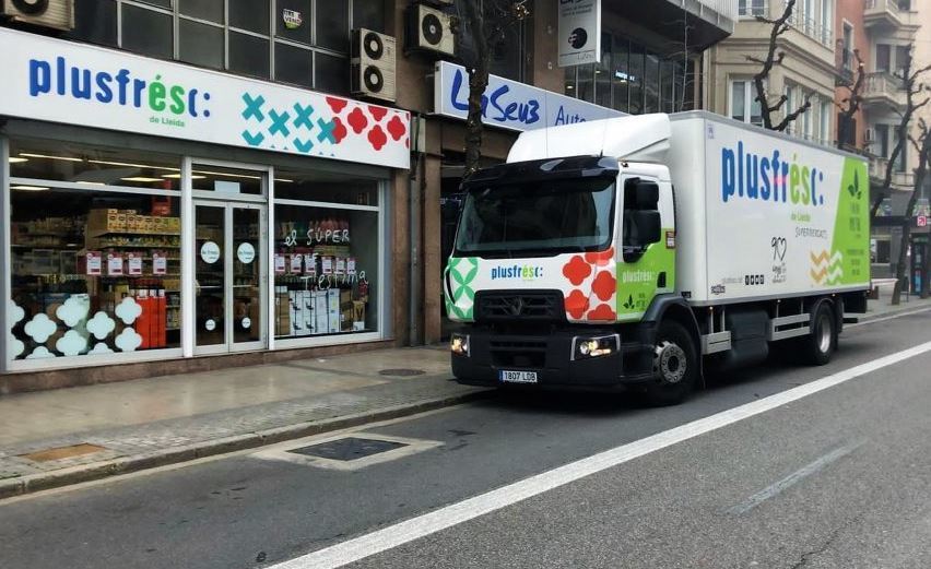 El camión Renault 320 a GNC que reparte para la cadena PlusFrésc