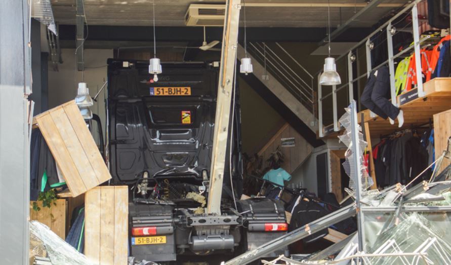 Un camión entra en un local comercial en Maasdijk
