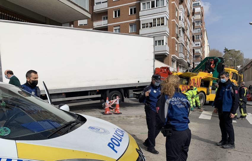 Un camión pierde los frenos y se estrella en la plaza de los Reyes Magos de Madrid
