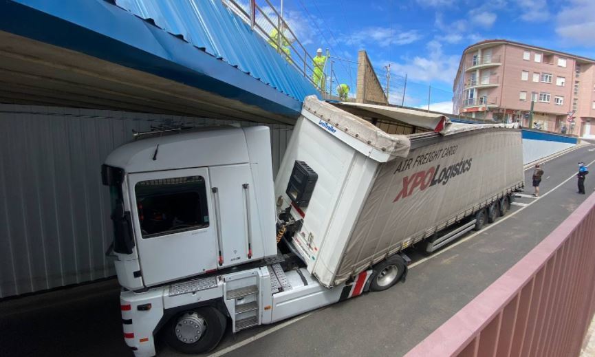 Imagen del camión que queda encajado en un vial subterráneo en Leon