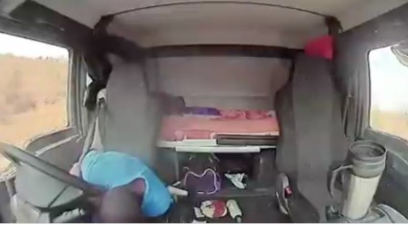 Imagen del camionero esquivando los disparos