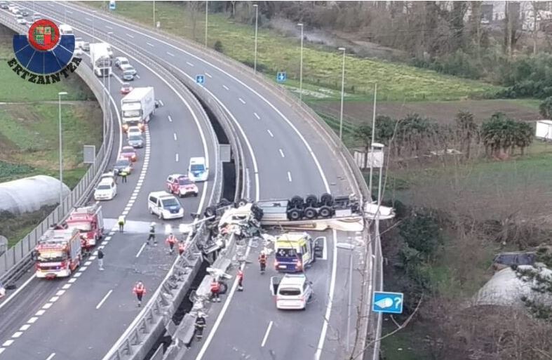 Un camionero herido en un vuelco en la A-15