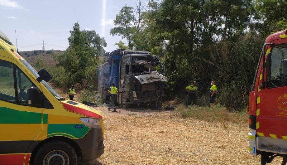 Un camionero herido grave al chocar contra un árbol en la M-317