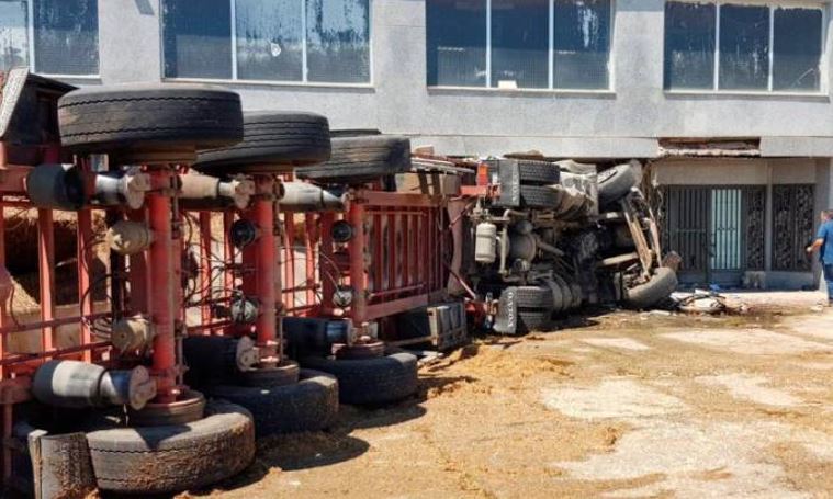 Camionero herido al chocar el camión contra una nave