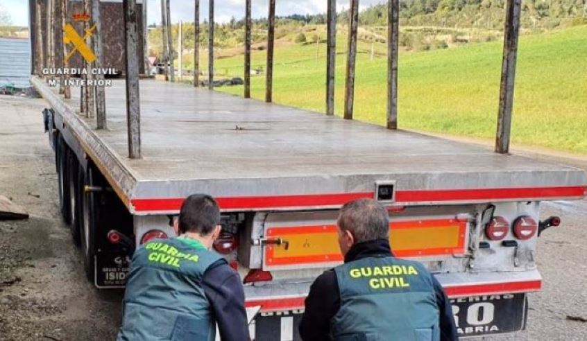 Un detenido y una investigada por apropiarse de 11 vehículos y maquinaria de una empresa de transporte