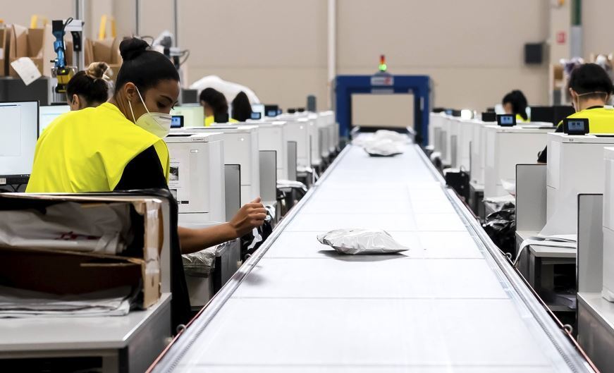 Imagen de un almacén de XPO Logistics conde preparan pedidos online
