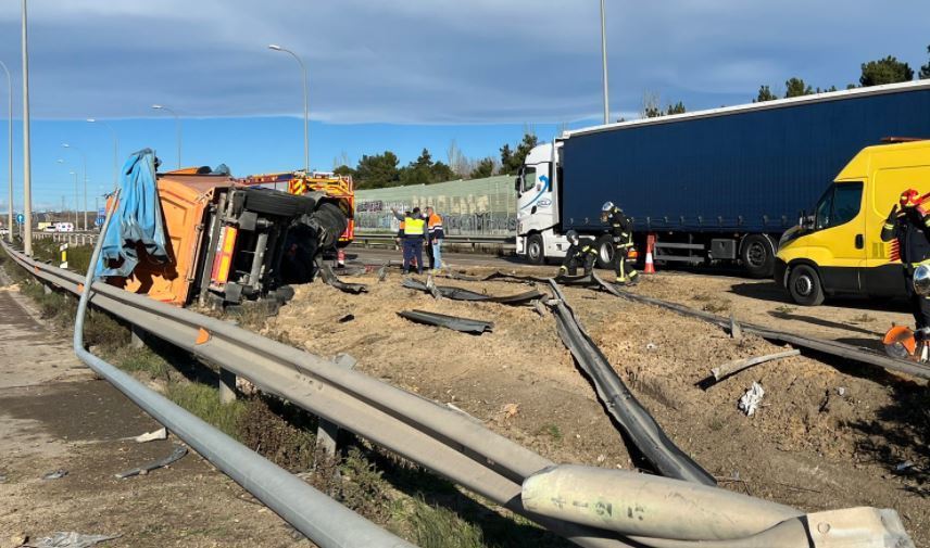 Imagen del vuelco del camión que esparció la arena en la M-50