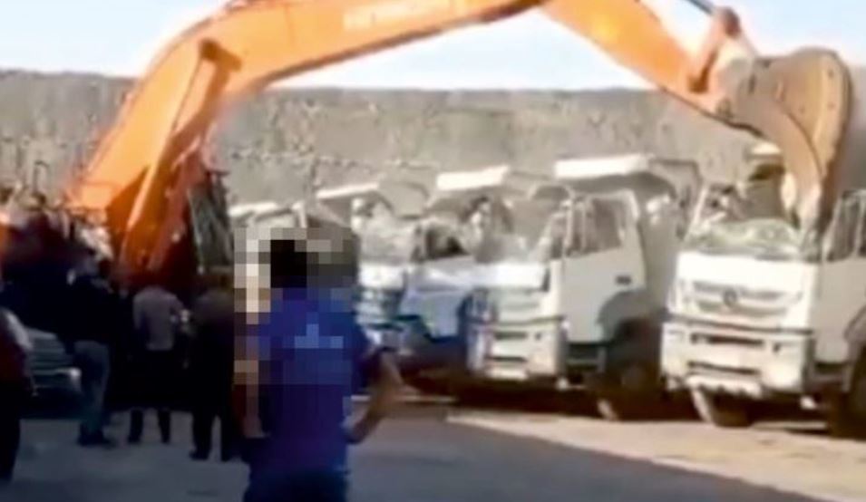 Un operario de una excavadora destroza cinco camiones porque no le pagaban el sueldo