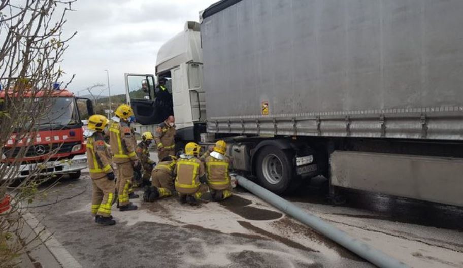 Un tráiler se accidenta en Blanes, revienta el depósito de gasóleo y el conductor termina detenido