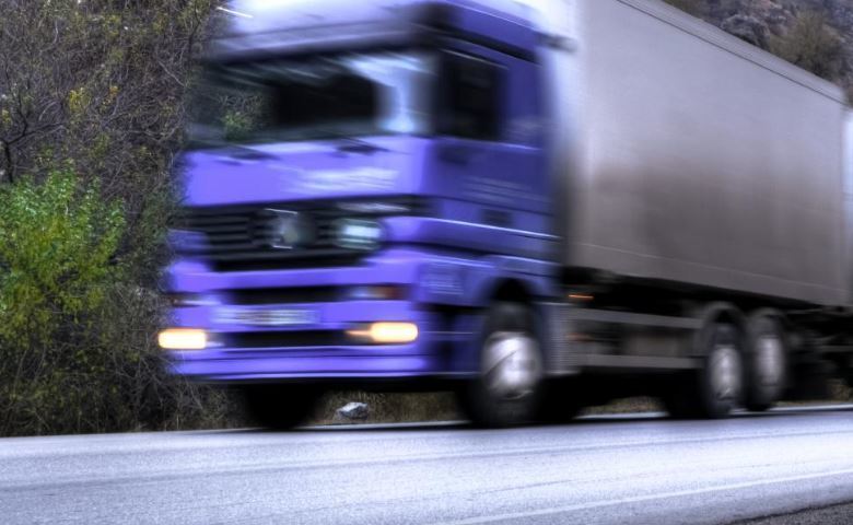 El camión en el transporte TIR desde Kirguistán Uzbekistán y Afganistán