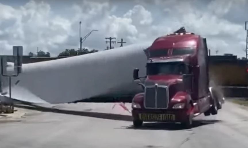 Un tren golpea un camión que transportaba una pala eólica