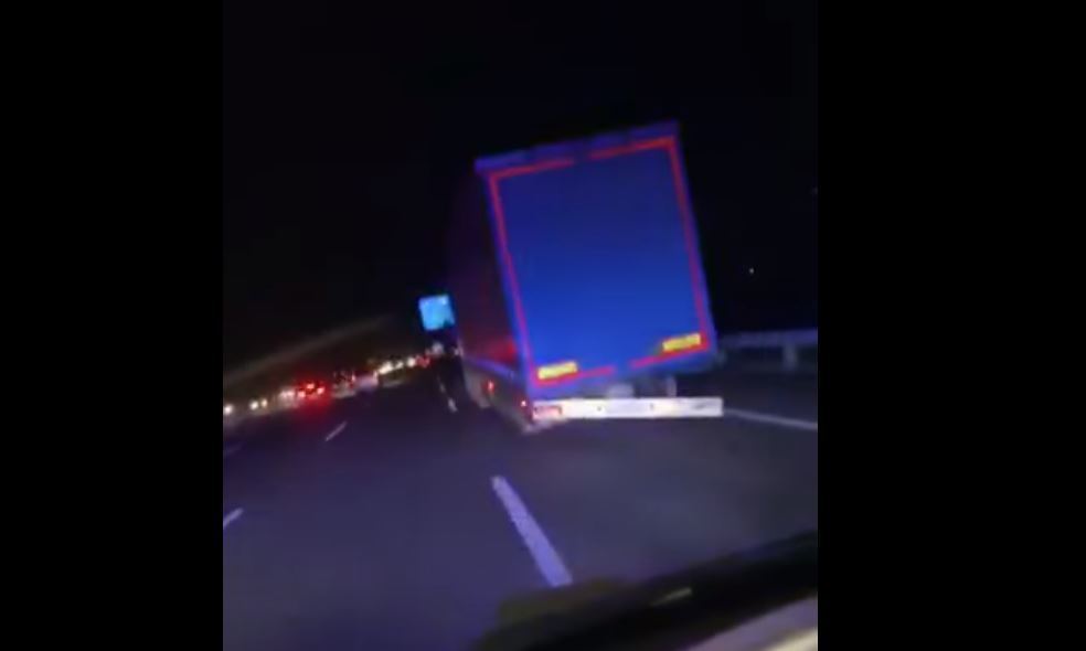 Imagen de la ambulancia persiguiendo al camión robado
