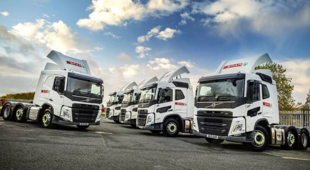 Imagen de las 10 tractoras Volvo para Blakemore & Son
