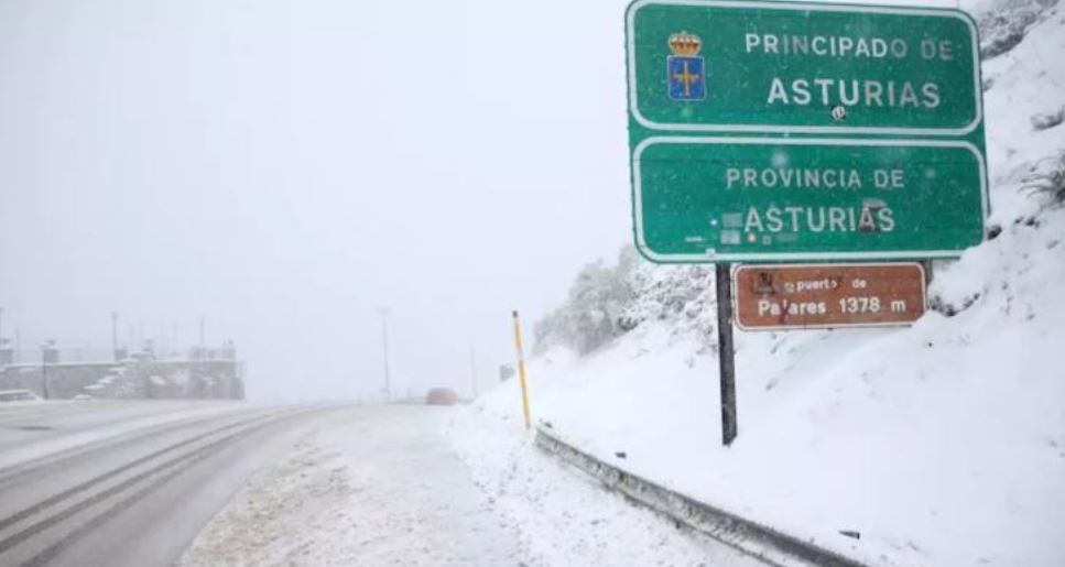 Una intensa nevada cierra el Puerto de Pajares para los camiones