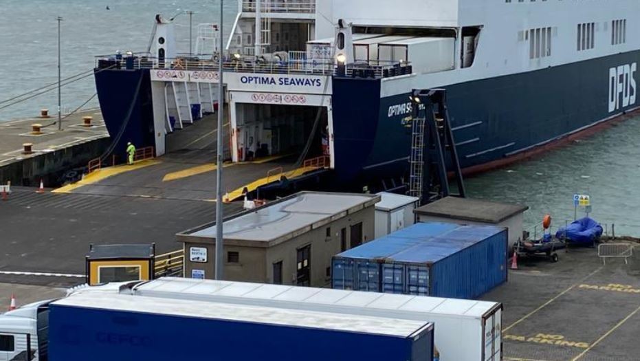 El puerto de Rosslare en Irlanda con el ferry