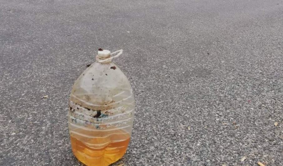 Imagen de una botella con orín