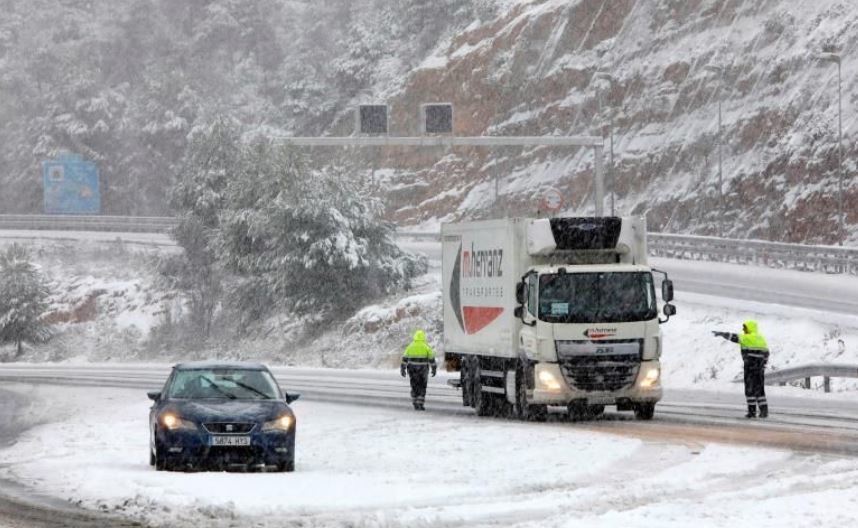 Un camión inmovilizado emn áreas de servicio catalanas