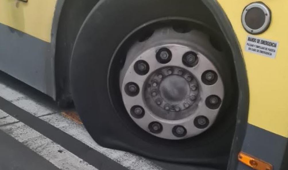 Urbanos de Ourense (Avanza) denuncia violentos ataques al 75% de la flota de autobuses el primer día de huelga