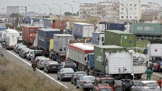 Camiones en la carretera,