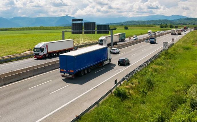Imagen de varios camiones circulando por una carretera