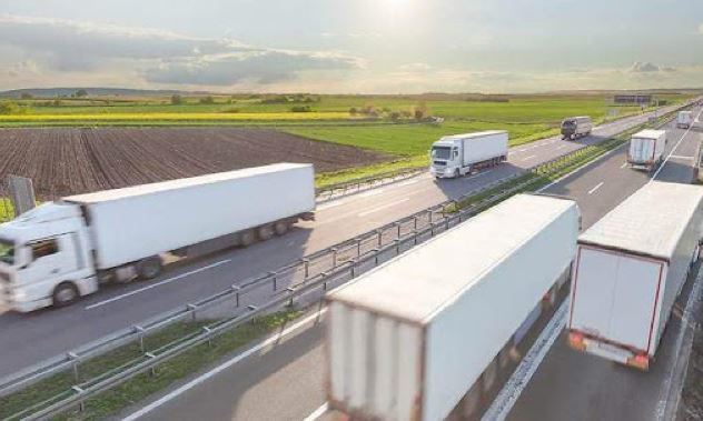 Imagen de varios camiones por una carretera