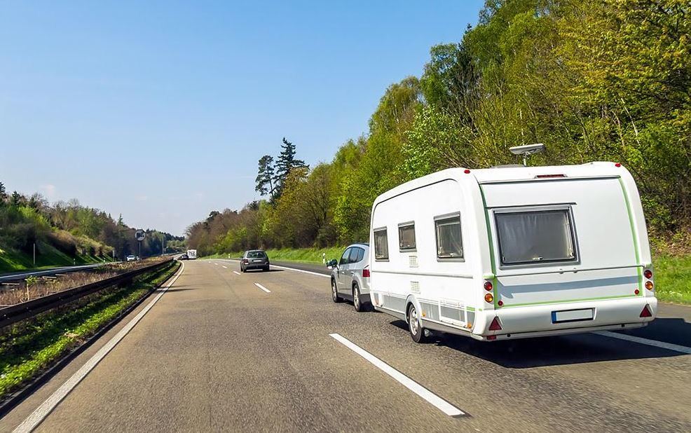 Imagen de un coche con caravana