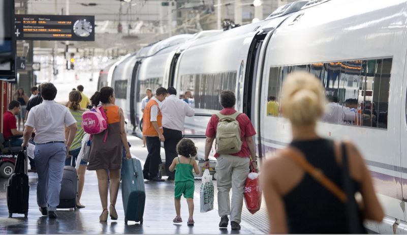 Viajeros en una estación de tren